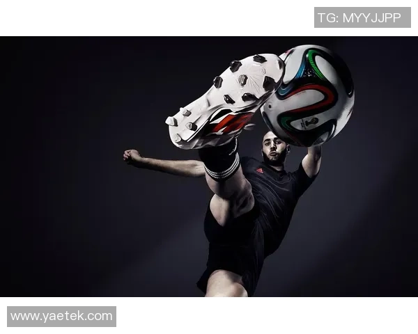 足球明星穿空军风衣展现独特时尚魅力,挑战运动与街头潮流的完美结合 足球明星穿空军风衣展现独特时尚魅力,挑战运动与街头潮流的完美结合